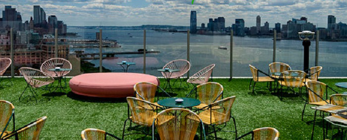 co-nhan-tao-trong-nha-hang-1