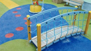 thiet-ke-san-choi-cho-tre-voi-co-nhan-tao-san-vuon-4