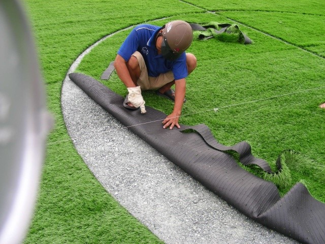 Cố gắng vệ sinh sân cỏ thường xuyên giúp cỏ xanh mượt, bền đẹp