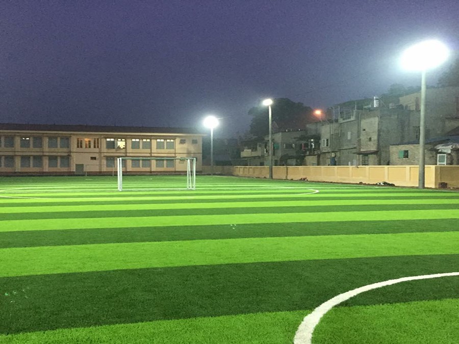 Sân bóng trở nên thu hút hơn khi sử dụng cỏ nhân tạo màu