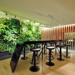 Cần lưu ý gì khi thi công thảm cỏ nhân tạo dán tường