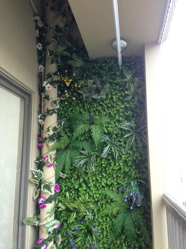 Việc trang trí ban công sử dụng thảm cỏ nhân tạo nhìn chung là khá đơn giản