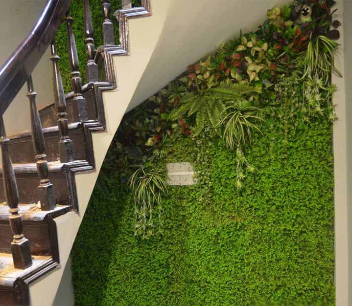 Xu hướng trang trí cho bức tường ngày nay là các thảm cỏ nhựa