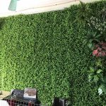 Cỏ nhựa trang trí tường ban công kết hợp điểm cây lá nhựa