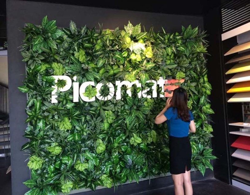 Tường cây giả có sự kết hợp nhiều sản phẩm cỏ giả khác nhau