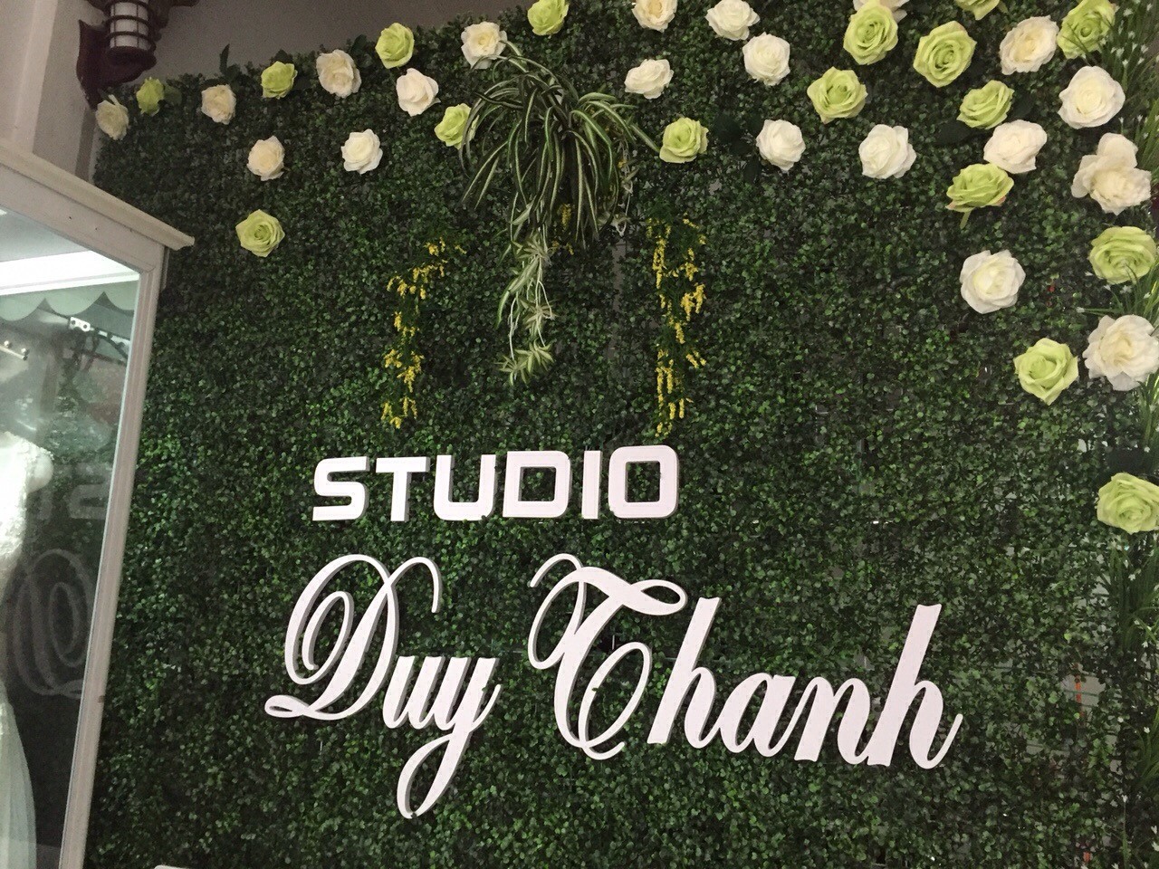 Tường cây giả được đưa vào thiết kế để có thêm không gian xanh cho nơi làm việc, sinh sống