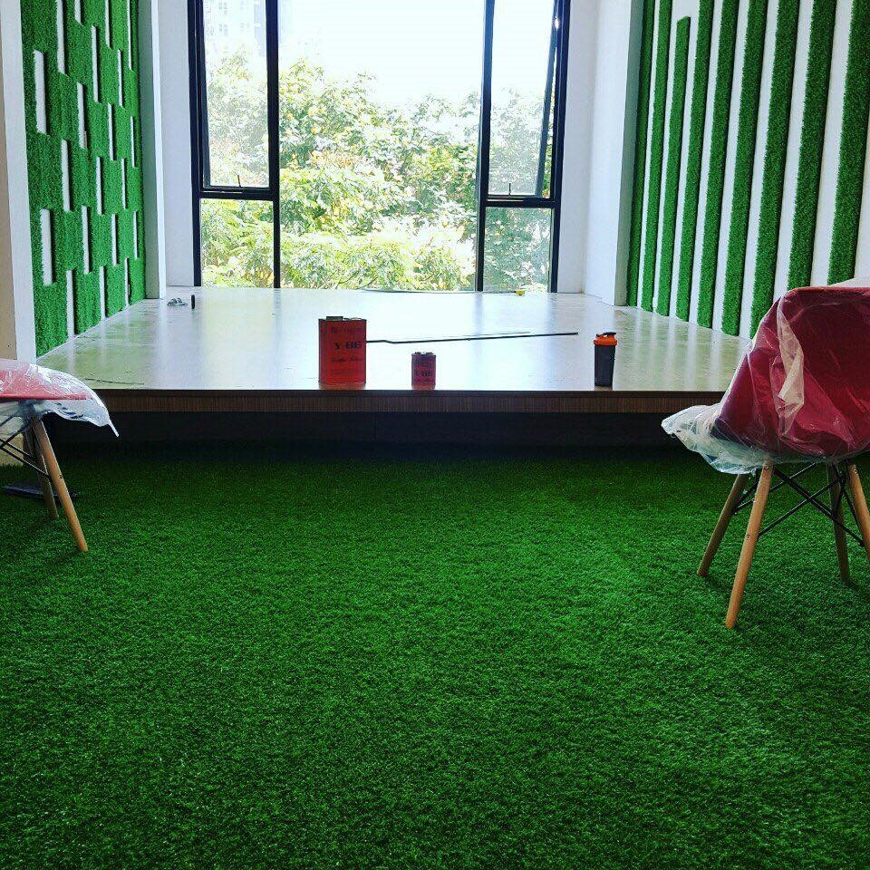 Không gian phòng khách thoải mái và đẹp mắt bằng cỏ nhựa nhân tạo