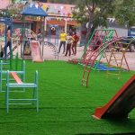 Không gian xanh của cỏ nhân tạo kết hợp với những trò chơi màu sắc sẽ làm trẻ thích thú