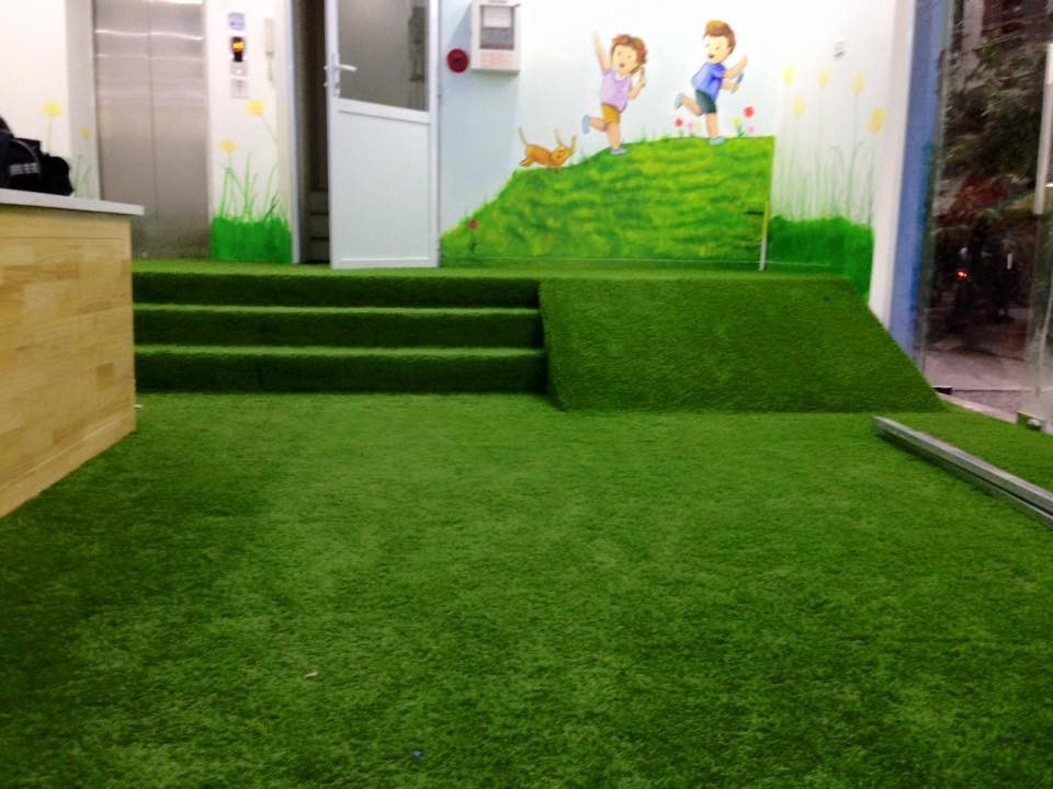 Cỏ nhân tạo làm sân chơi cho trẻ trường mầm non