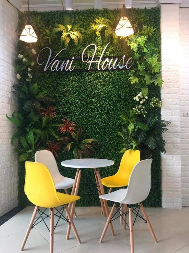 Thảm cỏ nhựa nhân tạo kết hợp với lá cây cỏ nhựa tạo tạo nên một bức tường hoàn hảo