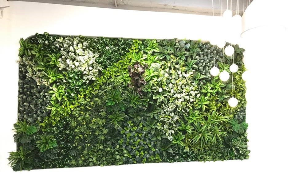 Tường cây giả có sự kết hợp đặc biệt thảm cỏ nhựa và lá cây cỏ nhựa