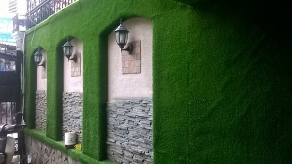 Thi công cỏ nhựa dán tường đơn giản nhất