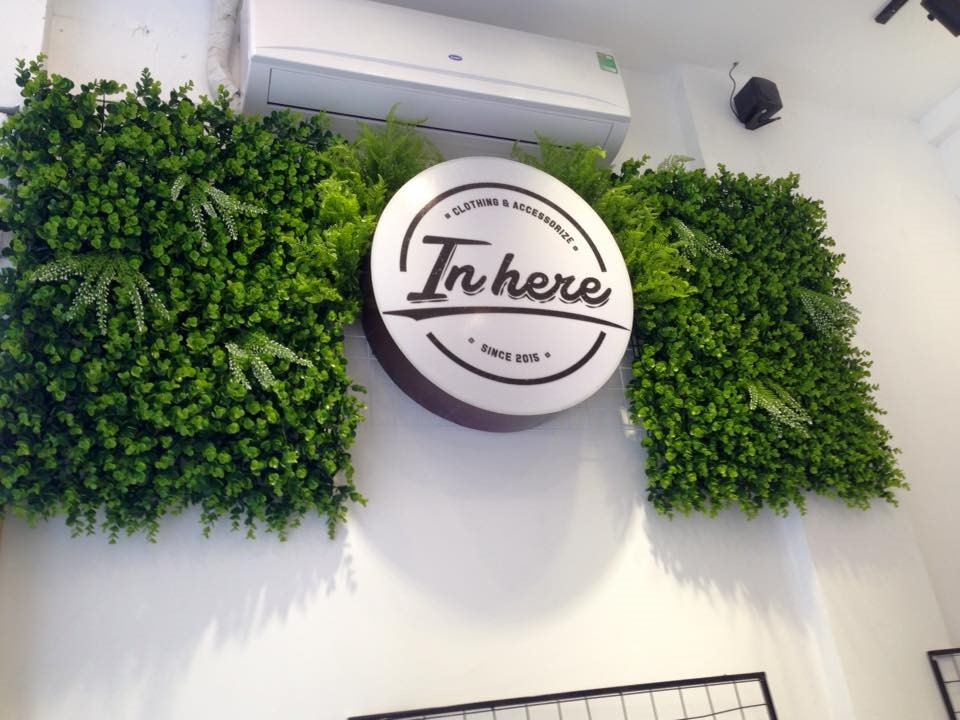 Cỏ nhân tạo trang trí bảng hiệu