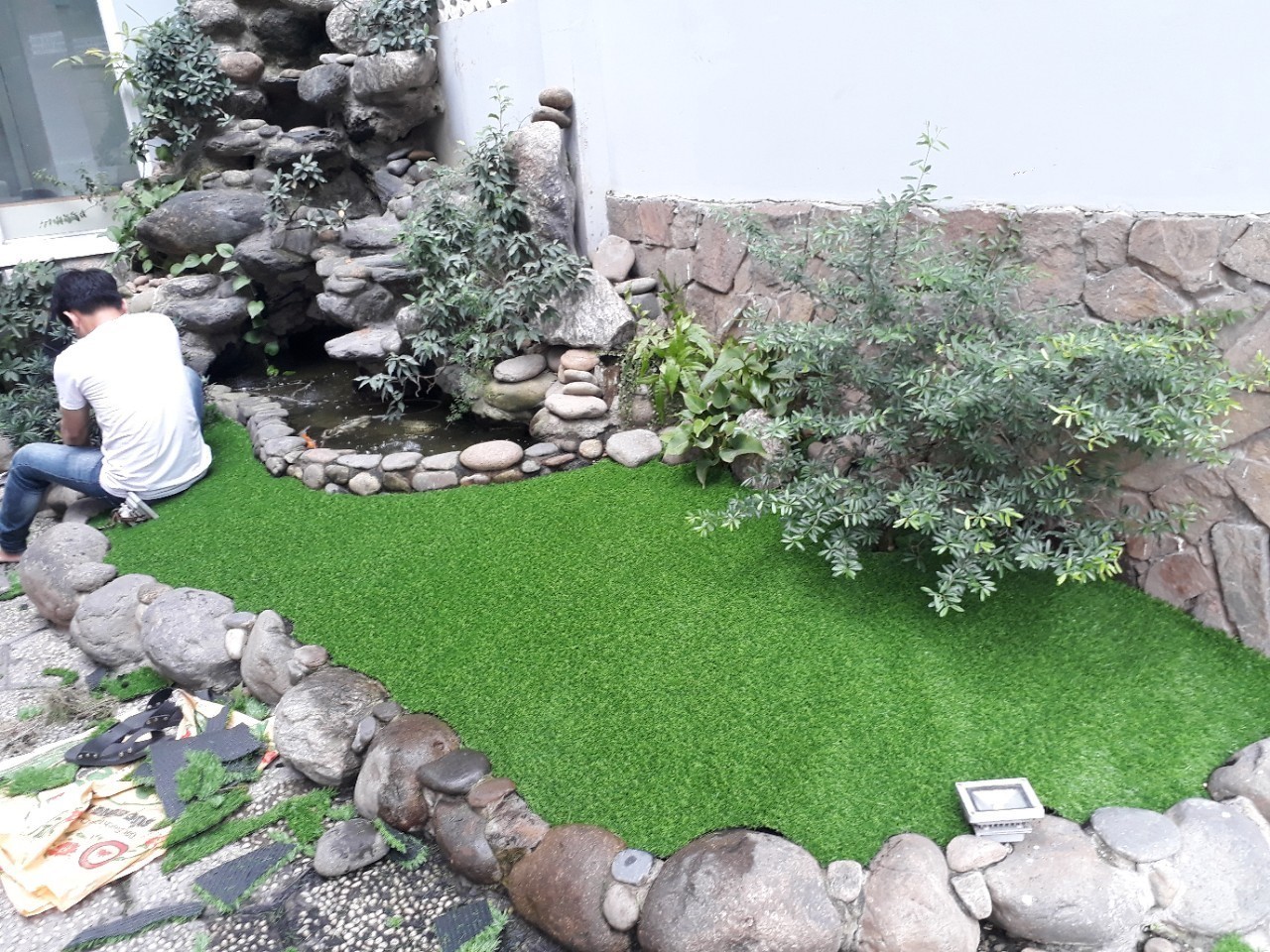 Cỏ nhựa nhân tạo trang trí ban công