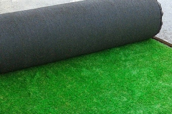 Thảm cỏ nhựa không phải bón phân thuốc trừ sâu