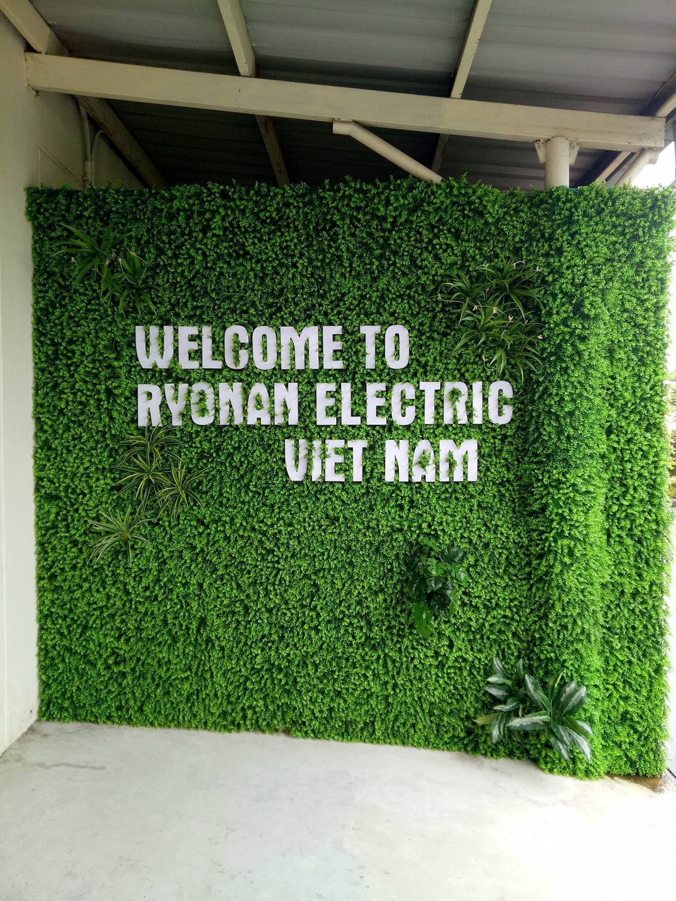 Tường cây giả trang trí bằng cỏ nhựa nhân tạo