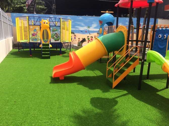 Cỏ nhựa nhân tạo trang trí trường mầm non