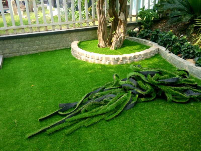 Cỏ nhựa nhân tạo êm mềm và cho cảm giác dễ chịu khi sử dụng