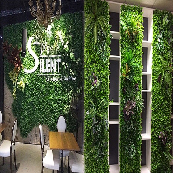 Cỏ nhựa tấm ốp tường thông dụng với kích thước 60x40cm