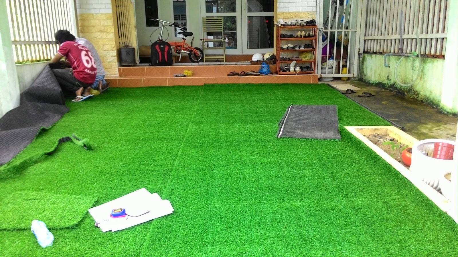 Cỏ nhân tạo giúp sân chơi luôn được sạch sẽ, bạn không lo trẻ bị bám bẩn