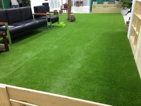 Cỏ được mô phỏng theo cỏ tự nhiên nên trông rất tự nhiên và đẹp mắt