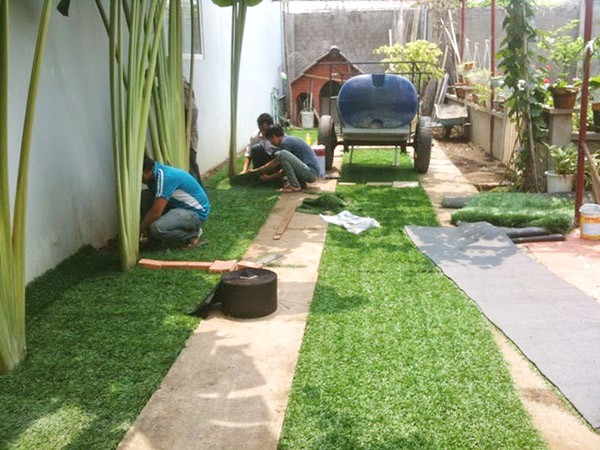 Cỏ nhân tạo không phân biệt không gian bởi vì hình dạng có thể thay đổi, màu sắc thì càng ngày càng đa dạng