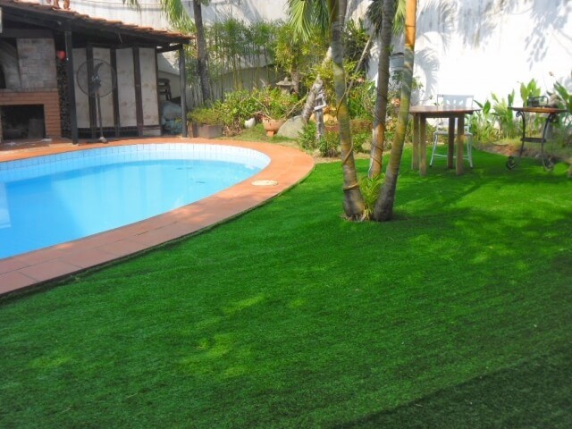 Thảm cỏ nhân tạo đẹp trang trí tiểu cảnh hồ bơi