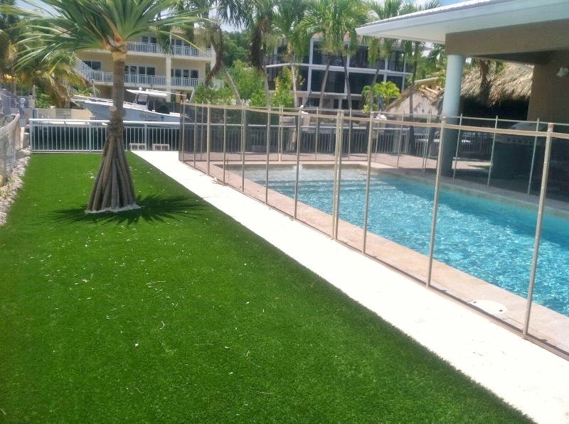 Ưu điểm của cỏ nhân tạo trang trí hồ bơi là rất dễ sử dụng