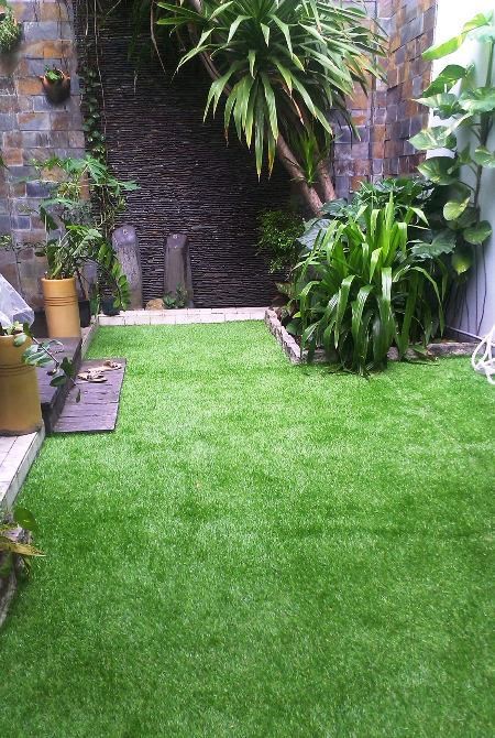 Cỏ nhân tạo  sân vườn tạo nên màu xanh mướt giúp người nhìn giảm căng thẳng sau mỗi giờ làm việc vất vả