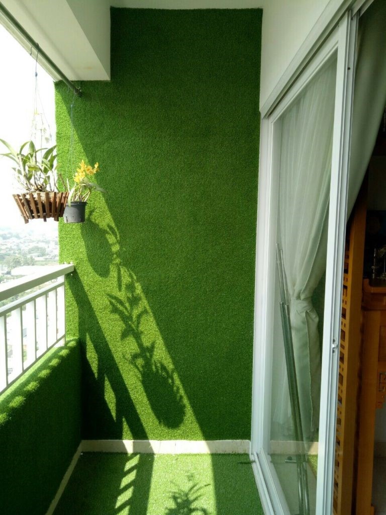 Cỏ nhân tạo trang trí ở phần tường của ban công