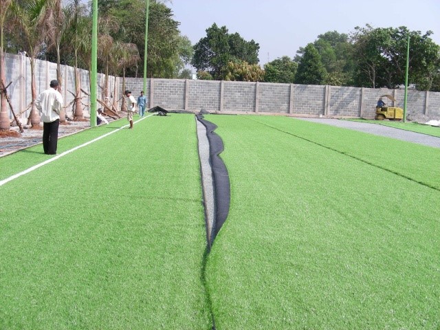 Hạt cao su giúp tăng sự đàn hồi cho sân cỏ nhân tạo