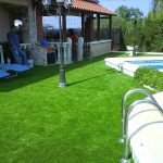 Lý do sử dụng thảm cỏ nhân tạo cho bể bơi không phải ai cũng biết