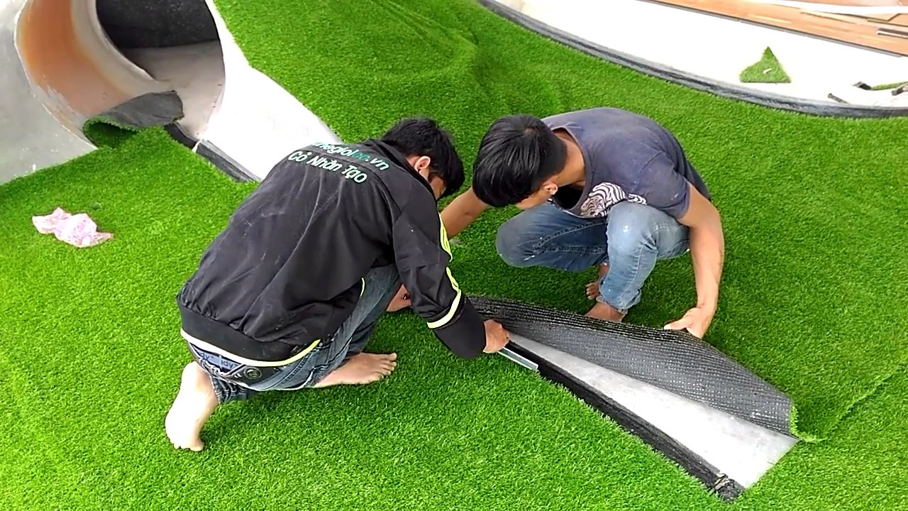 Tiến hành thi công cỏ nhân tạo