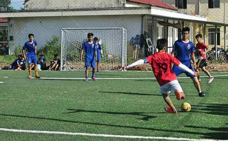 Các cầu thủ dễ gặp chấn thương khi chơi bóng trên sân cỏ nhân tạo kém chất lượng