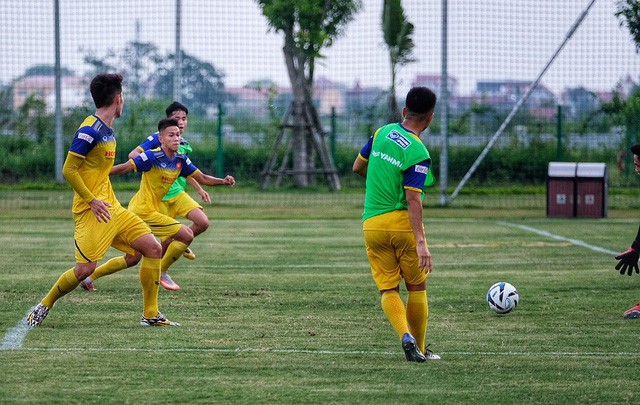 Các cầu thủ dễ gặp chấn thương khi chơi bóng trên sân cỏ nhân tạo kém chất lượng