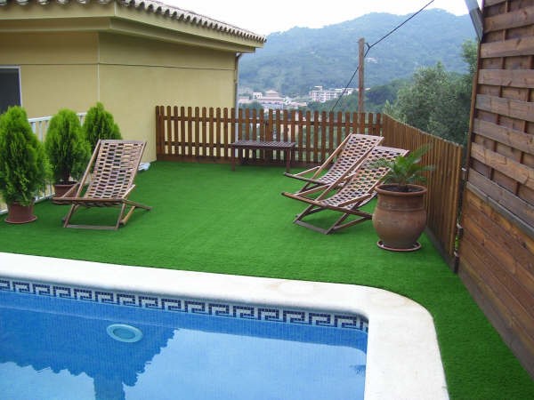 Hồ bơi thêm đẹp khi có cỏ nhân tạo