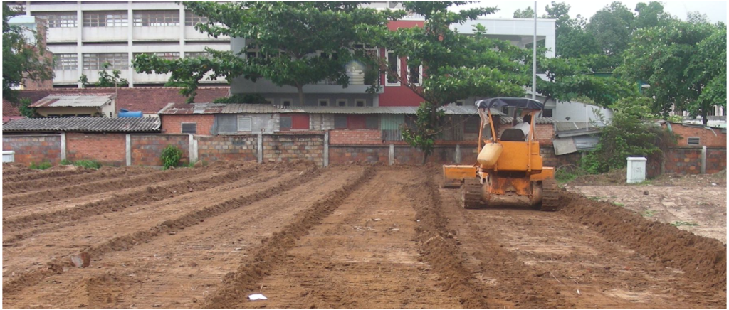 Mặt đất nền cần được san ủi bằng phẳng trước khi tiến hành lắp đặt cỏ