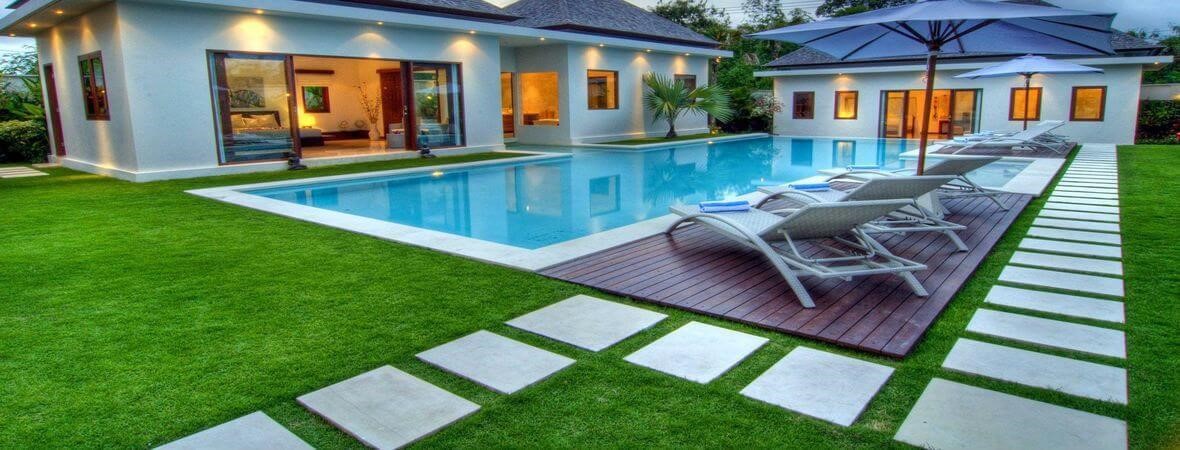 Thảm cỏ nhân tạo góp phần tạo sự tươi mới cho không gian hồ bơi