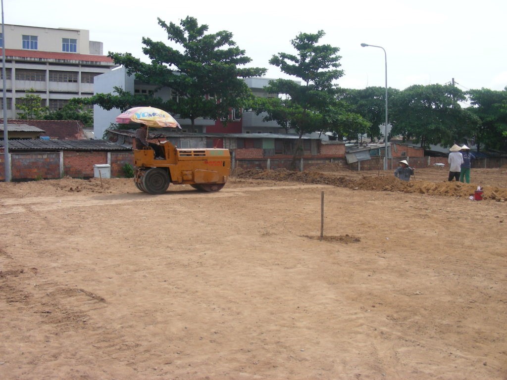 Bề mặt sân cỏ bằng phẳng không cần xử lý quá nhiều