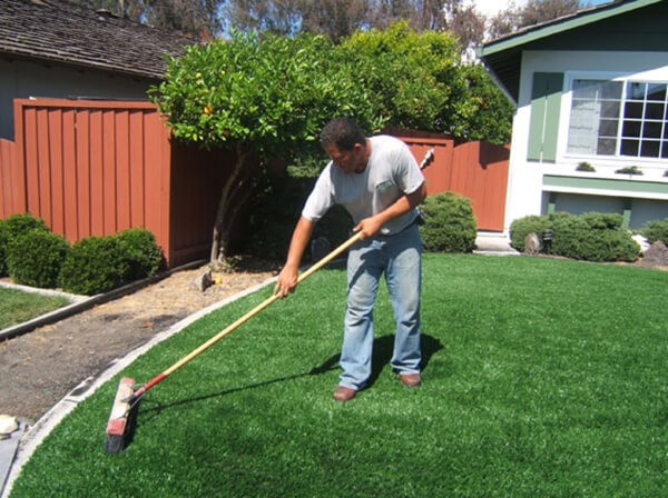 Chú ý đến việc sử dụng chổi để quét cỏ nhân tạo sân vườn cho phù hợp