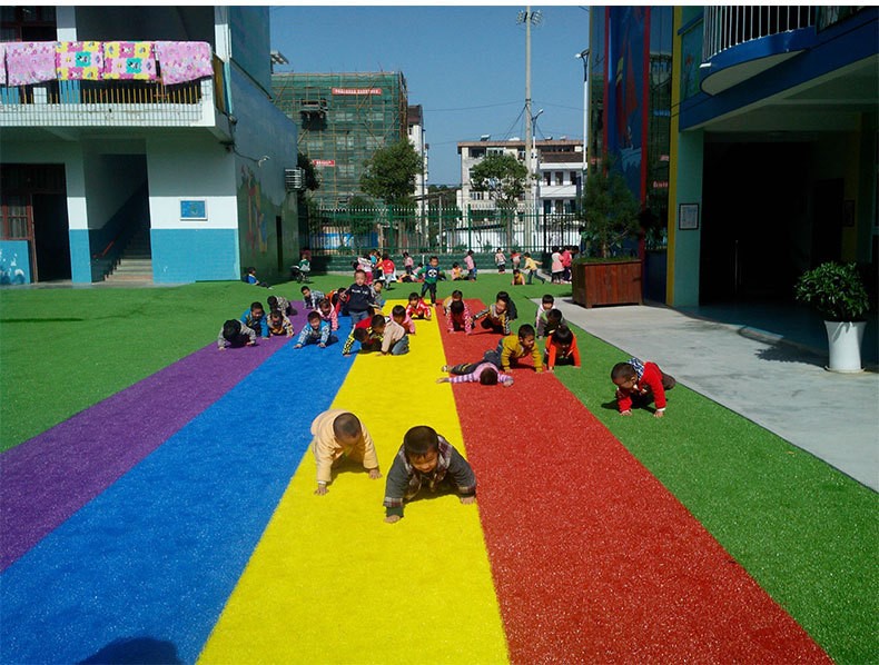 Cỏ nhân tạo an toàn với trẻ nhỏ