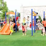 Chăm sóc cỏ nhân tạo sân vườn như thế nào trong mùa hè?