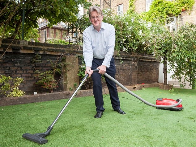 Dùng máy hút bụi để làm sạch bụi và các chất bẩn nhỏ