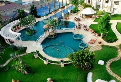 Lựa chọn cỏ nhân tạo để trang trí cho hồ bơi