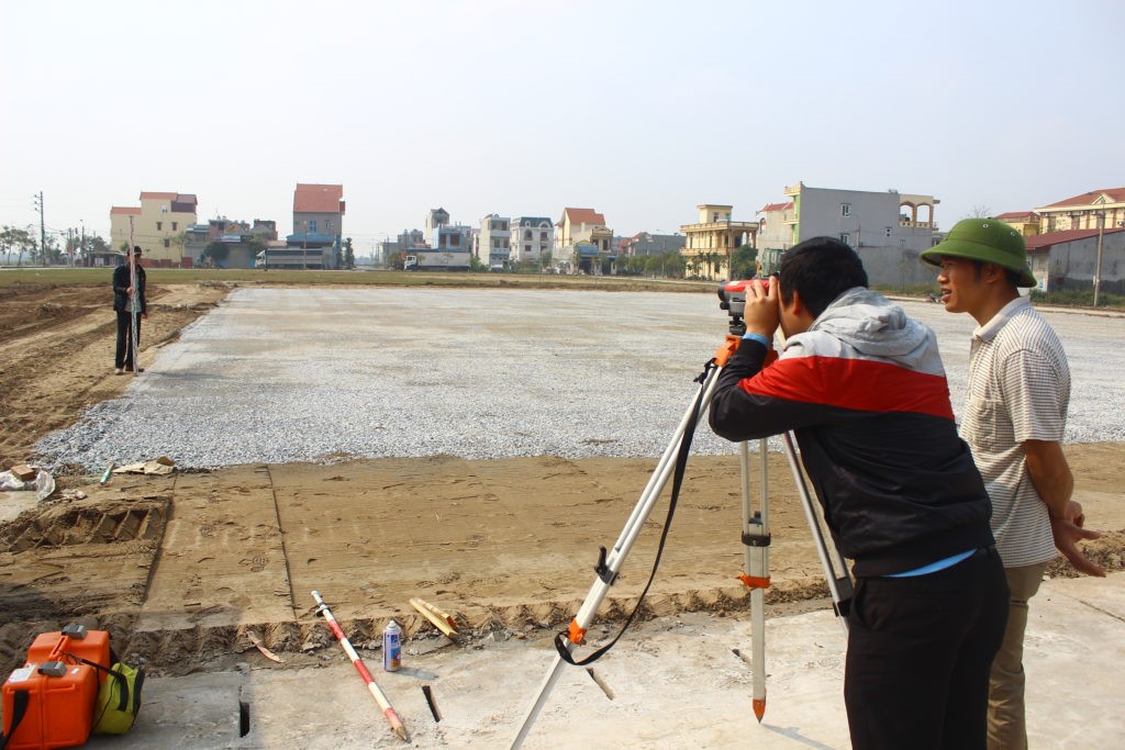 Thực hiện thi công nền hạ để đảm bảo tối đa nhất chất lượng cho sân bóng cỏ nhân tạo