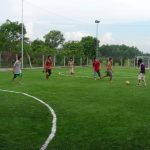 Làm sân bóng cỏ nhân tạo cần thêm những loại phụ kiện nào?