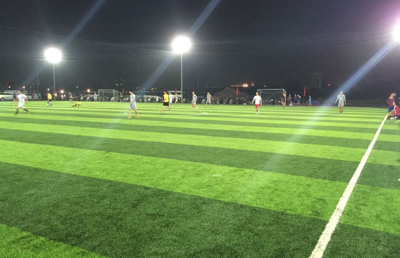 Nếu có thể hãy làm mái che để tránh trời mưa và vẫn có thể khai thác được tốt sân bóng