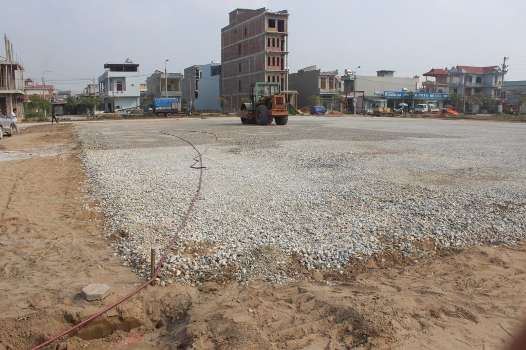 Thực hiện thi công lu nền hạ để mang lại cho sân bóng cỏ sự bằng phẳng nhất