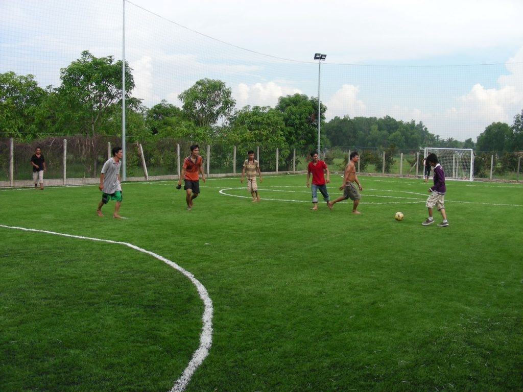 Tùy theo thời gian sử dụng, các yếu tố mà xem xét thời gian thay cỏ nhân tạo cho sân bóng