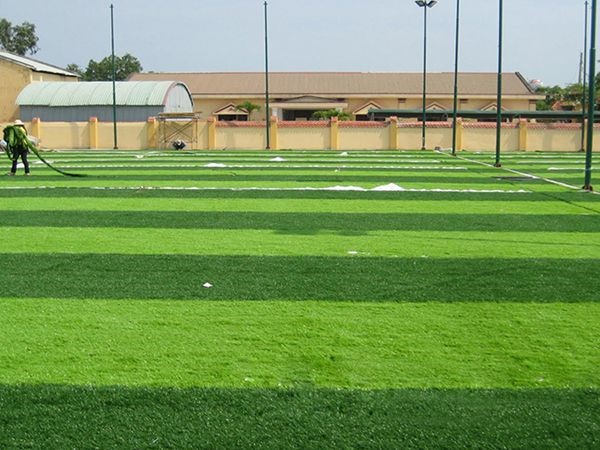 Chú ý đến công trình vệ sinh cho sân bóng cỏ nhân tạo